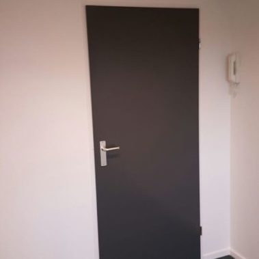 Schilder in Elburg voor kwaliteit - Schilderwerken Joeri mooi contrast donker matte deur